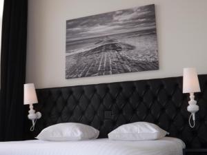Kama o mga kama sa kuwarto sa Hotel Le Parisien