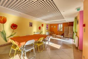 ein Esszimmer mit einem Tisch und Stühlen in der Unterkunft Maison de 5 chambres avec jardin clos et wifi a Commes a 6 km de la plage in Commes