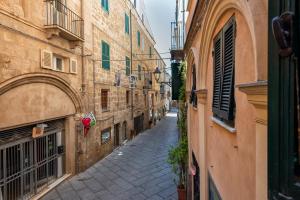 アルゲーロにあるNonna Nannina Guest Houseの二棟の路地