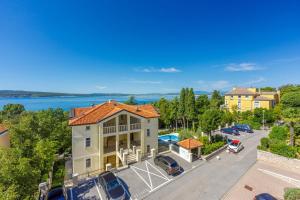 une vue aérienne sur une maison avec un parking dans l'établissement Apartment Ruzica, à Crikvenica