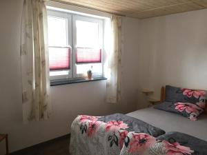 Schlafzimmer mit einem Bett und einem Fenster in der Unterkunft Ferienwohnung Groß in Königswalde