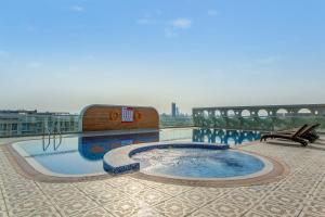 Bazén v ubytování Live Modern Live Luxury - Dubai Studio City nebo v jeho okolí