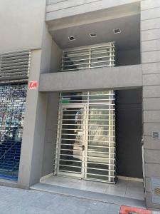 un edificio con una ventana con barrotes. en Departamento nuevo a 10 cuadras de la plaza 9 de Julio en Salta