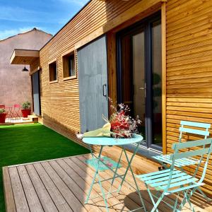 un patio con una mesa y 2 sillas en una terraza en Atelier des Vidaux, en Saint-Aunès