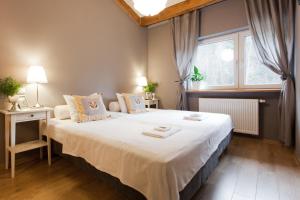 Łóżko lub łóżka w pokoju w obiekcie Karolinka Guest House