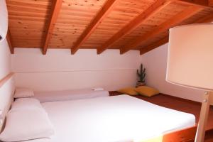 タブロニティスにあるChez Athena/ Vacation home for 6 in Chaniaの木製の天井が特徴のベッドルーム1室(ベッド2台付)