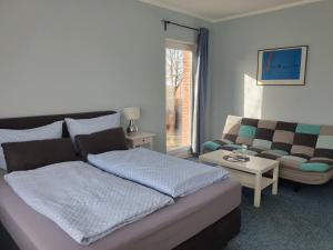 Postel nebo postele na pokoji v ubytování Hotel Garni Haus Dithmarschen