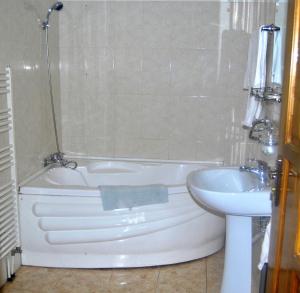 Ett badrum på Hotel Delaf