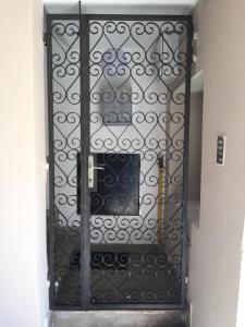 une porte avec porte noire et miroir dans l'établissement Greta's place - Elegant home with Exclusive location and Seaview, à Izola