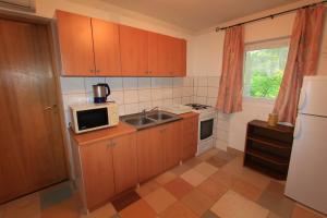 Kuchyň nebo kuchyňský kout v ubytování Apartments Tajci