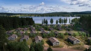 uma vista aérea de uma casa perto de um lago em Björnbyn Stugby em Råda