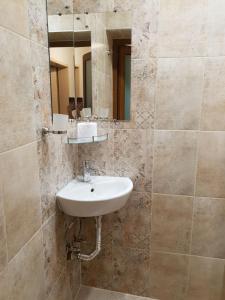 La salle de bains est pourvue d'un lavabo et d'un miroir. dans l'établissement Анси, à Pomorie