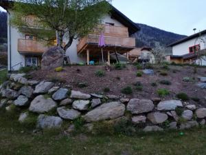 una pared de piedra frente a una casa en Ferienwohnung Fabiella, en Millstatt