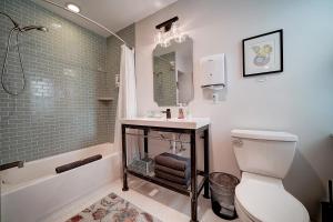 uma casa de banho com um WC, um lavatório e uma banheira em Artsy Hidden Gem --- FREE PARKING em Filadélfia
