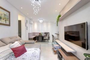 sala de estar con TV de pantalla plana grande en Apartamento de alto padrão no Spazio di Palmas, en Governador Celso Ramos