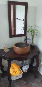 baño con lavabo y espejo en una mesa en Cabaña Encanto de Luna, en San Francisco