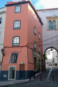 エルヴァスにあるCasa do Arco da Praçaの通り沿いにアーチのあるオレンジ色の建物