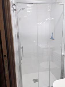 La salle de bains est pourvue d'une douche avec une porte en verre. dans l'établissement Lecoron, à Águilas