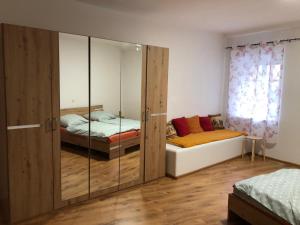 Fotografie z fotogalerie ubytování Apartment am Schlosspark 2 v destinaci Cheb + 9 fotografií