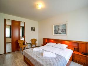 ein Schlafzimmer mit einem Bett mit zwei Handtüchern darauf in der Unterkunft Holiday home near the Efteling with garden in Nieuwkuijk