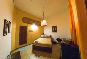 a bedroom with a bed and a tv in it at Manso Boutique Guest House in Guayaquil