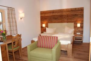 Postel nebo postele na pokoji v ubytování Hotel Gasthof Erbhof Anderlhof