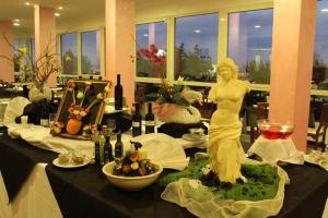 a table with a statue of a woman on top of it at Hotel Buenos Aires in Cervia