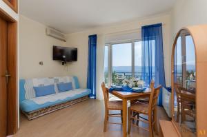 TV a/nebo společenská místnost v ubytování Apartments and Room Drazen