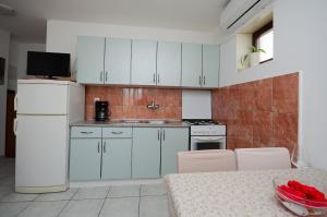 Kuchyň nebo kuchyňský kout v ubytování Apartments Slobodanka