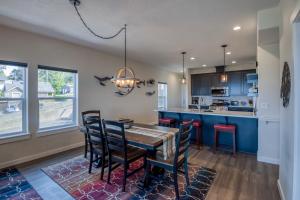 eine Küche und ein Esszimmer mit einem Tisch und Stühlen in der Unterkunft Oceanview Townhome - Pet Friendly - Sleeps 6 - King in Depoe Bay