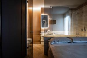 Postel nebo postele na pokoji v ubytování RICCIONE SUITE DESIGN