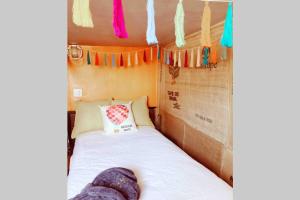 a small bed in a room with clothespins at Sol-O-Cien Estrella in Rosarito