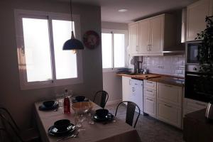 a kitchen with a table with chairs and a table sidx sidx sidx sidx at La Isla Centro II in San Fernando