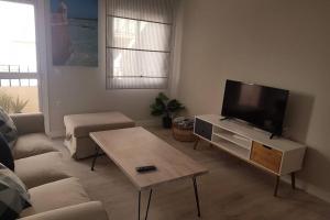 un soggiorno con divano e TV a schermo piatto di Recién reformado, bien situado y comunicado a San Fernando