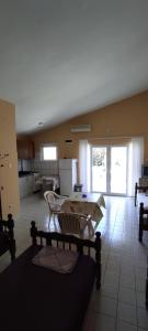 een woonkamer met een tafel en een keuken bij Apartmani Jovanovic in Lustica