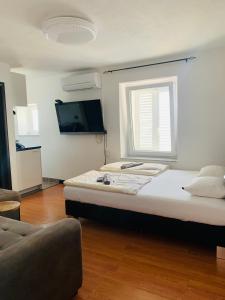 une chambre avec un grand lit et une fenêtre dans l'établissement Studio Urban, à Piran