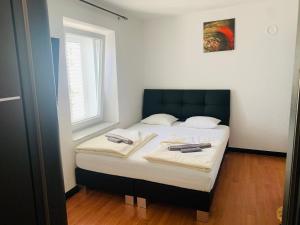 - un lit dans une chambre avec 2 serviettes dans l'établissement Studio Urban, à Piran
