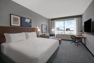 Кровать или кровати в номере Staybridge Suites - Houston - Galleria Area by IHG