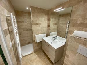 W łazience znajduje się umywalka i lustro. w obiekcie La Clef des Champs w mieście Jugeals-Nazareth