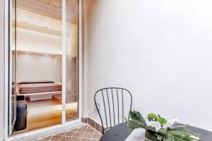 une table et une chaise dans une pièce avec un miroir dans l'établissement NAVONA luxury loft with terrace, à Rome