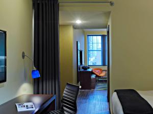TV a/nebo společenská místnost v ubytování Acme Hotel Company Chicago