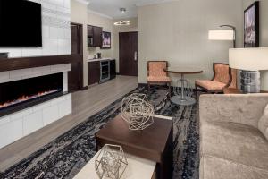 Area tempat duduk di Best Western Plus Redondo Beach Inn