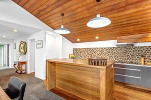 una cucina con soffitti in legno e piano di lavoro in legno di Modern Charm a Dunedin
