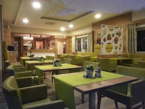 Restaurace v ubytování Fischwirtshaus Landmotel Die Donaurast + 30 fotografií