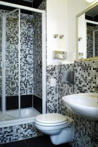 措森的住宿－阿爾騰加特雷蘭德藝術酒店，一间带卫生间和水槽的浴室