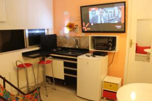 cocina con TV en la pared sobre una estufa en Suítes Copa en Río de Janeiro