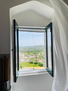 una ventana con vista a una ciudad en WHITE STONE- La nicchia, en Ostuni