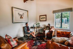 Ein Sitzbereich in der Unterkunft Cross Hill Glamping