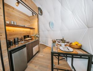 eine Küche mit einem Tisch in einem winzigen Haus in der Unterkunft Cross Hill Glamping in Lake Hawea