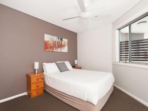 A bed or beds in a room at Barefoot Bliss @ Fingal Bay